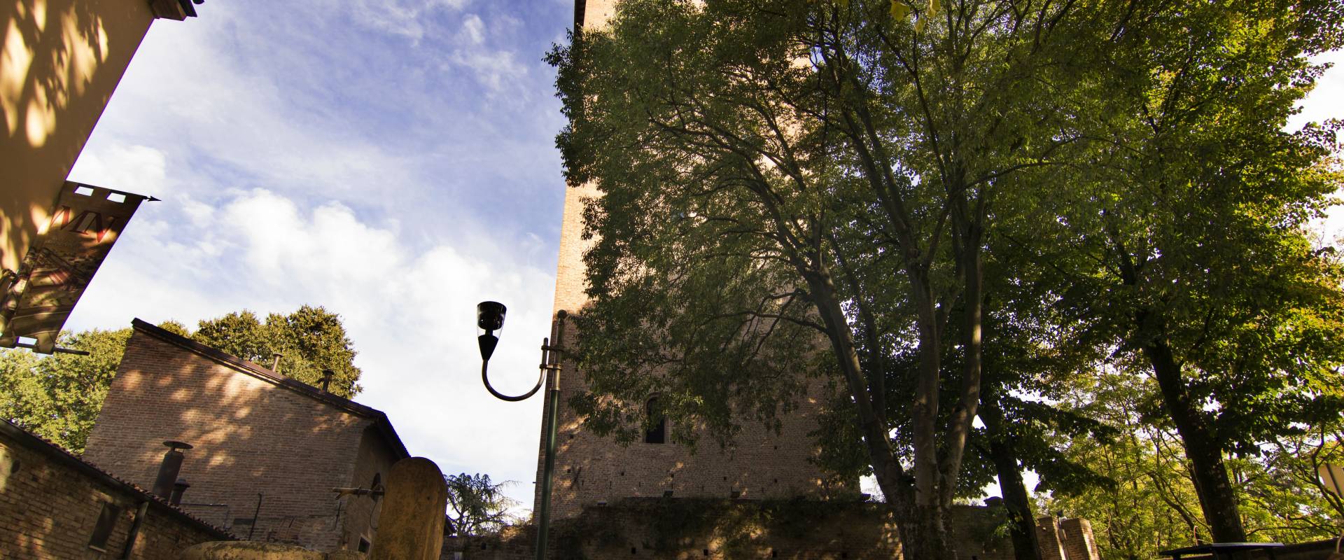 Torre dei Bolognesi in veste autunnale foto di Frafuzzy